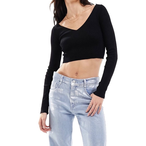 Pull&Bear adjustable strappy back crop long sleeved top in black. - Picture 6 of 6